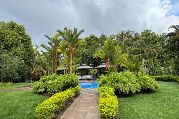 Venta o alquiler de espectacular casa en altos del golf con piscina