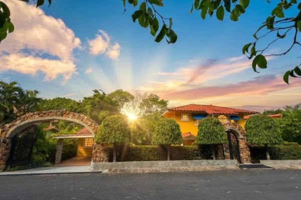 Coronado golf club home with pool