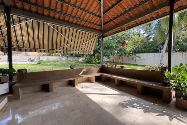 Casa con piscina en lote de 2.239 m²