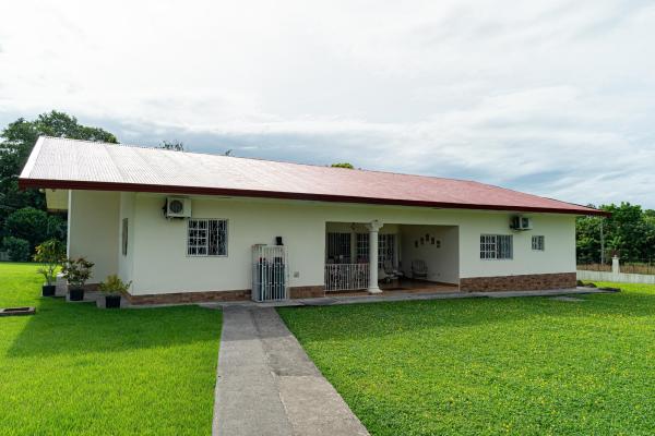 La casa de tus sueños con un amplio terreno en boquerón