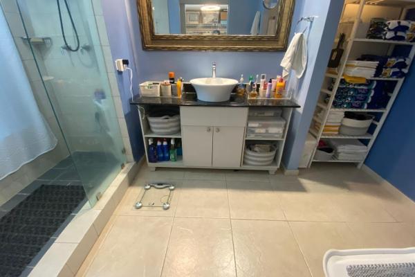 Apartamento frente al mar en coronado bay: dos estudios fusionados