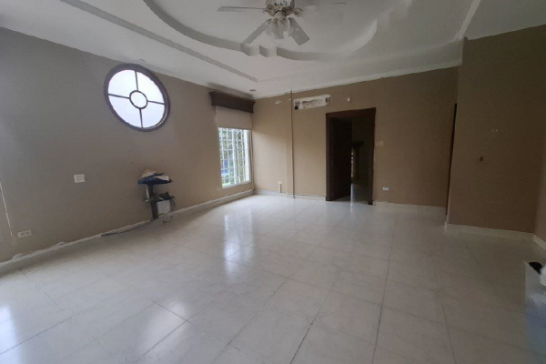 Venta de casa dos niveles con terreno en la chorrera