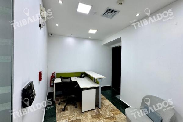 Alquiler de amplia oficina en el edificio f & f tower, amoblada