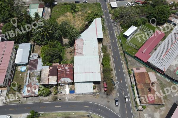 Se vende terreno/galera en parque lefevre