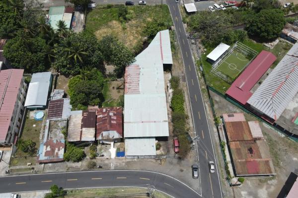 Terreno/galera en parque lefevre