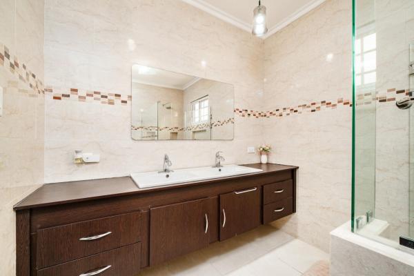 Beautifully maintained 3-bedroom home with guest s