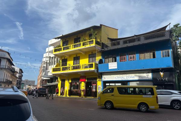 Building across from plaza arango in santa ana.