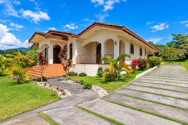 Spacious 3-bedroom home for sale in boquete