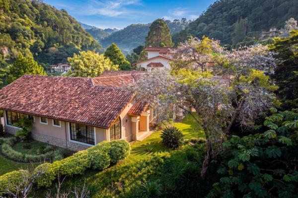 Two villas with 6 bedrooms and mountain views