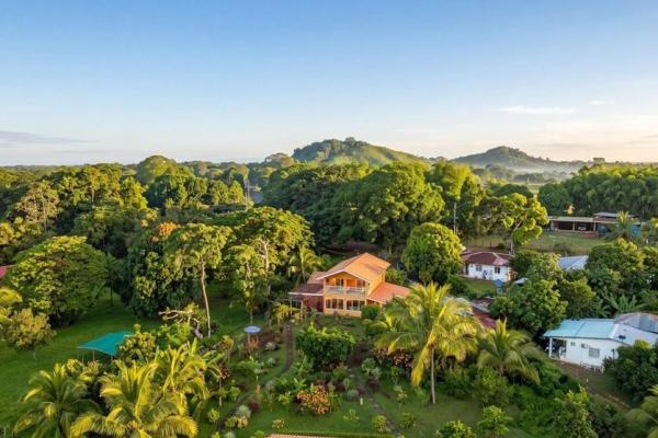 Propiedad con casa principal, 6 estudios y piscina