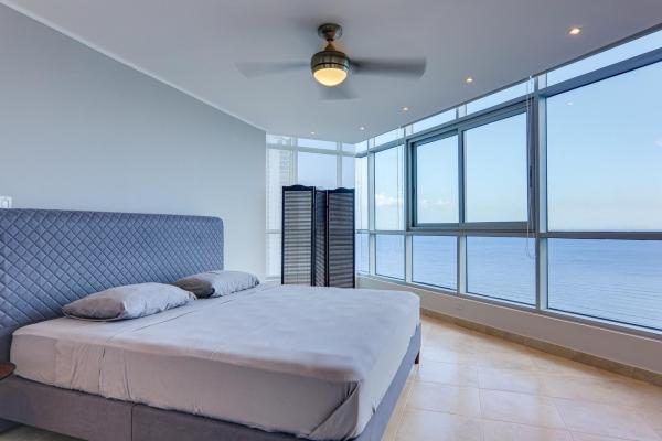 Piso alto en ph riverside con vista panorámica al mar