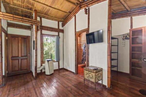 Eco-friendly 2 bed 2 bath bamboo home in boquete