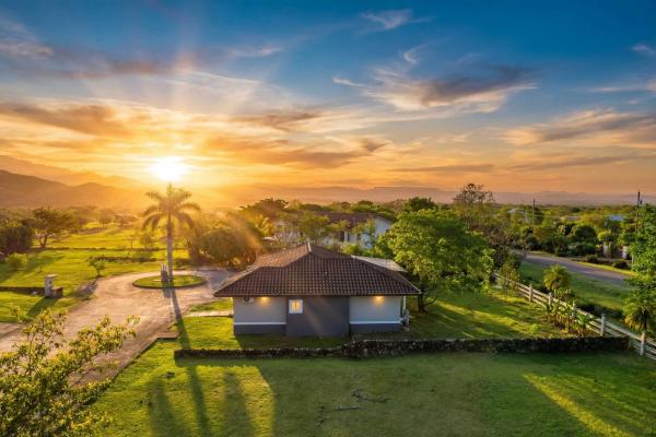 Modern furnished 2-bedroom home in boquete