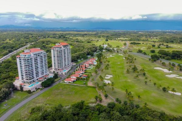 Beachfront apartment with ocean view, ph las olas