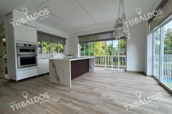 Venta o alquiler de espectacular casa en altos del golf con piscina
