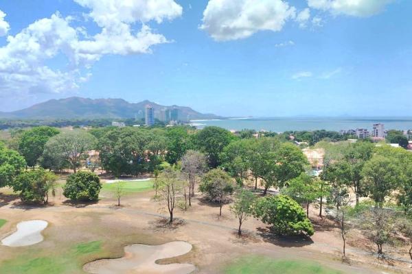 Apartamento en venta con vistas al campo de golf oceano y montana