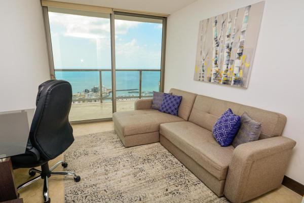Apartamento remodelado de 2 habitaciones más estudio en planta alta