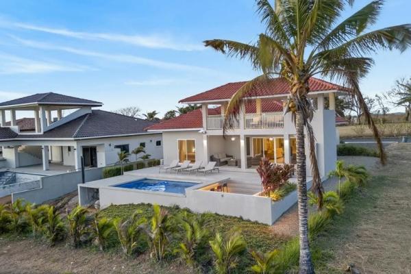 Casa moderna con vista al mar en andromeda estates pedasi