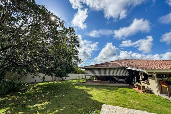Casa con piscina en lote de 2.239 m²