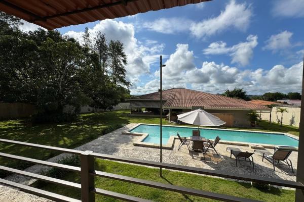 Casa con piscina en lote de 2.239 m²