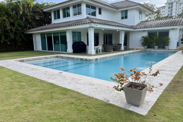 Venta de casa en bijao beach club , rio hato