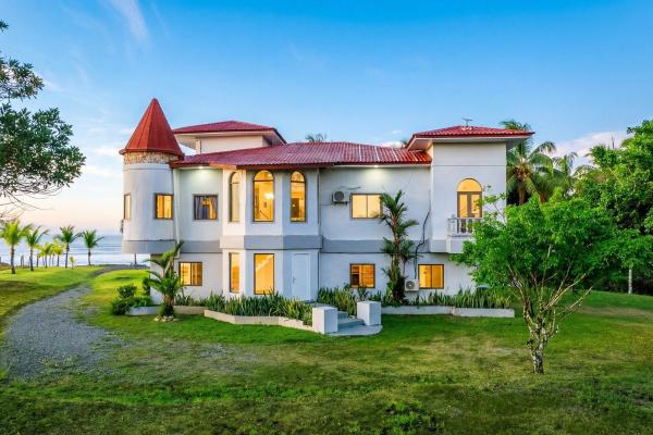 Beachfront estate on 1.5 hectares in playa nanzal