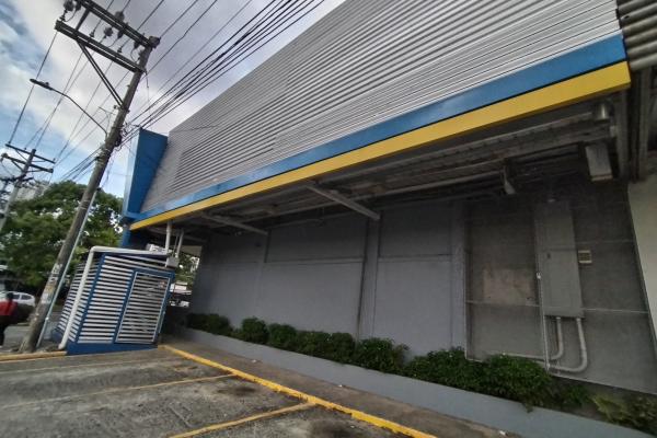 Alquiler local comercial via españa a pocos metros de la ernesto t. lefevre