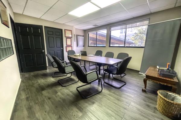 Se vende edificio comercial con galera y oficina
