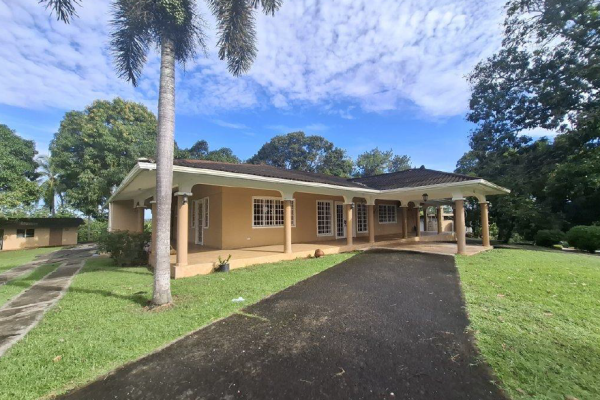 Venta de casa tipo chalet con terreno en la chorrera