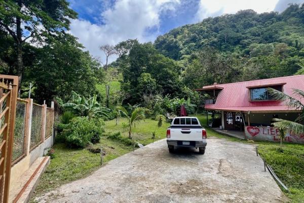 Casa con amplio terreno en la laguna