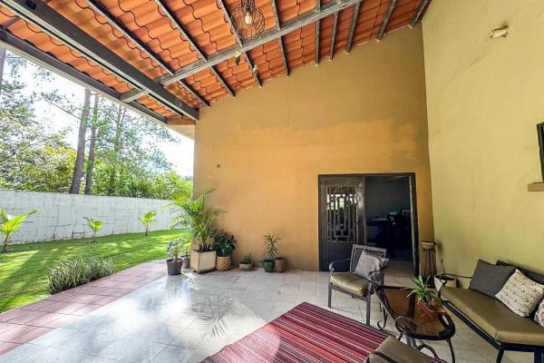 Casa con piscina en lote de 2.239 m²