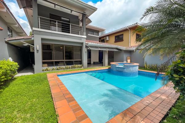 Venta de moderna casa en altos de panama con piscina propia