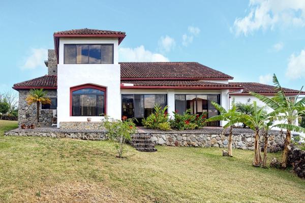 Distinctive home in los molinos | boquete, panama