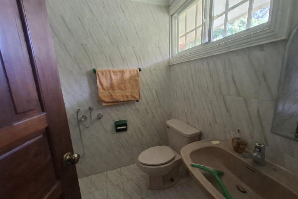 Venta de casa tipo chalet con terreno en la chorrera