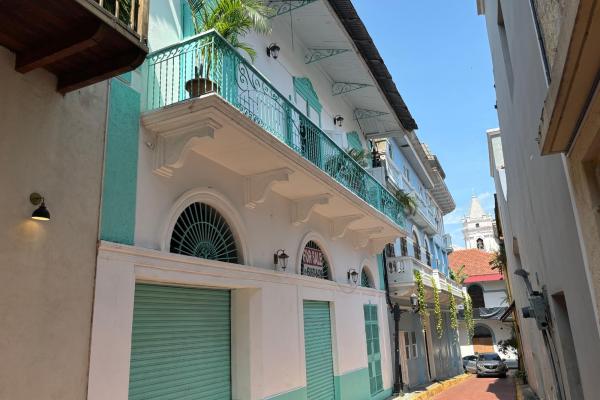 Edificio junto a hotel boutique en casco. (casa del baile)