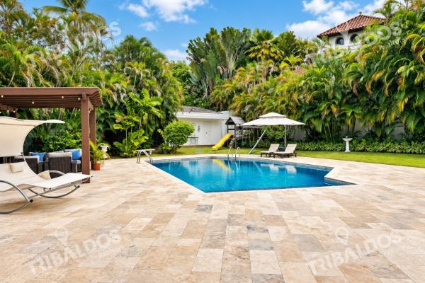 Casa en venta en altos del golf, panamá | 4 recámaras, piscina y 6 estacionamientos