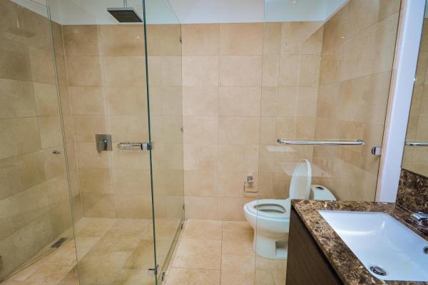 Apartamento remodelado de 2 habitaciones más estudio en planta alta