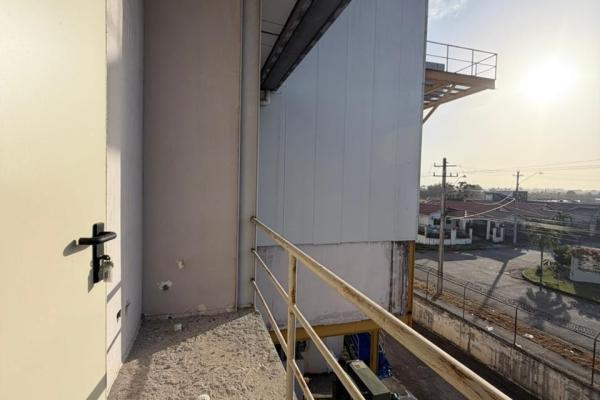 Commercial premises in plaza on d' go
