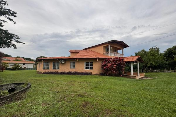 5-bedroom villa with pool in las lajas de chame