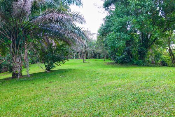 Finca residencial de 3,69 hectáreas con lagos, río y bosque.