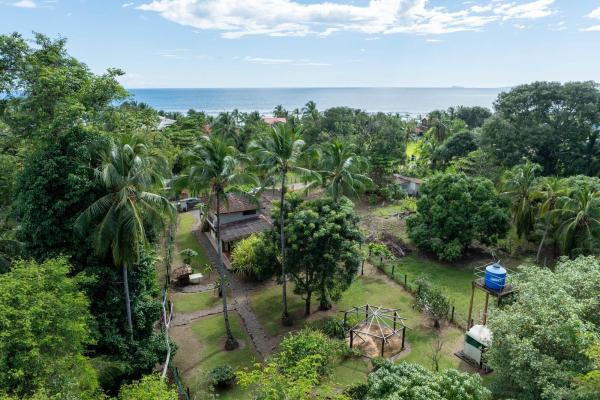 Home with 3 apartments, lagoon access
