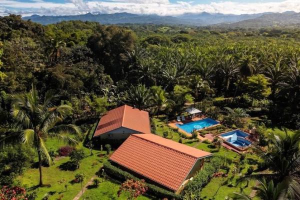 Propiedad con casa principal, 6 estudios y piscina