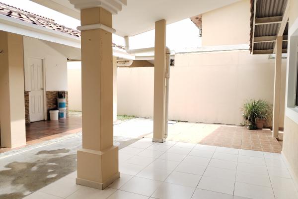 House for sale in villa tivoli, brisas del golf.
