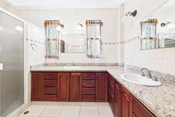 Casa con vistas a la montaña y al océano en venta en sora