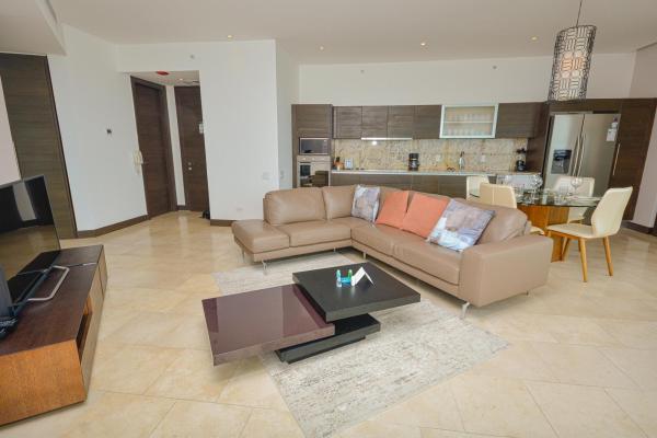 Apartamento remodelado de 2 habitaciones más estudio en planta alta