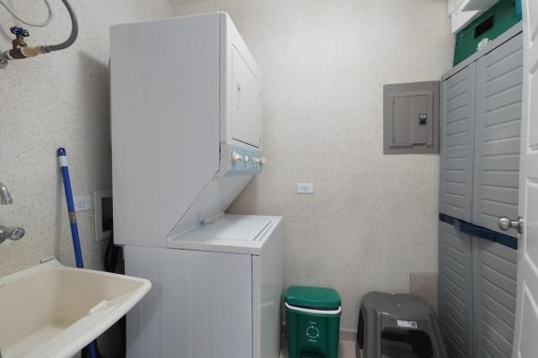 Apartamento con vista al mar y montañas