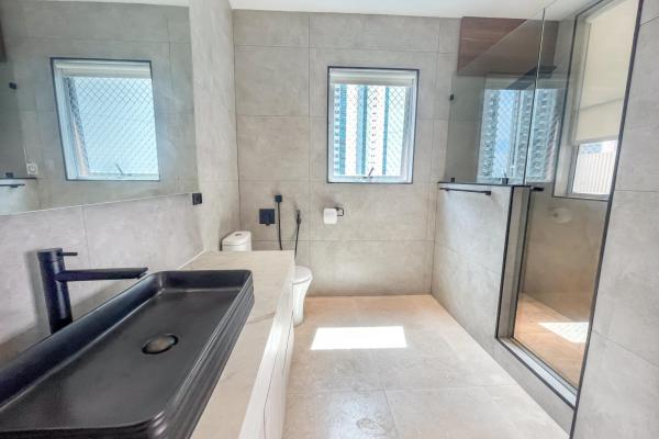 Sale of remodeled apartment in p.h q tower, punta pacifica