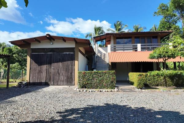 Home with 3 apartments, lagoon access