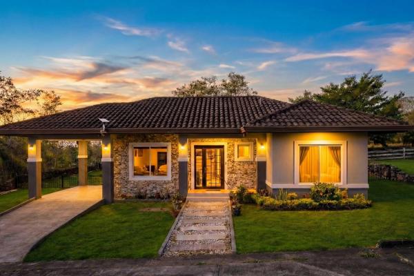 Modern furnished 2-bedroom home in boquete