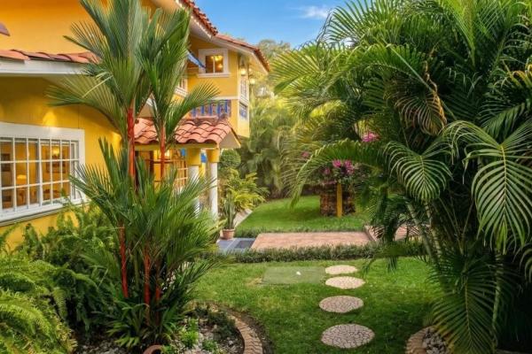 Coronado golf club home with pool
